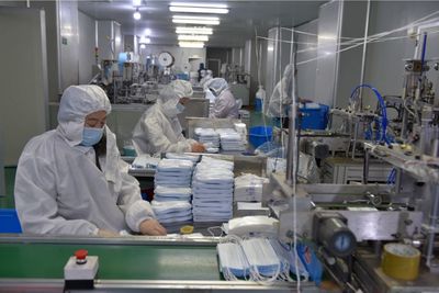 江西進賢19家醫用口罩企業日產46萬只提前復產，全力保障防疫物資供應